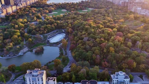Ascending Pull Back Reveal of Central Park Reservoir at Sunset Vídeo Stock 344590814