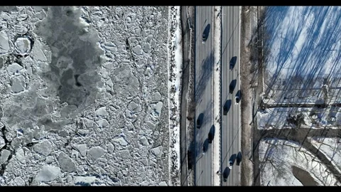 Ascending Top Down Aerial Of Yellow Taxi On Parkway Beside Frozen Hudson Ice Vídeo Stock 342647168