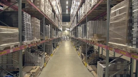Ascending view of warehouse with very high ceilings and shelves full of goods Video stock 245100089
