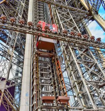 Ascensor elevador y estructura metlica de la torre Eiffel de Paris, Francia Stock Photos