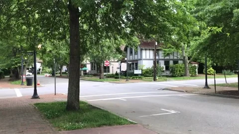 Asheville, US – May/29/2020 - Empty intersection in historic Biltmore Village Vidéo 131894346