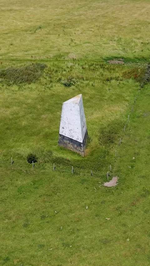 Ashey Down Sea Mark drone descent revealing Isle of Wight farmland, hedgerows Stock Footage 339045332