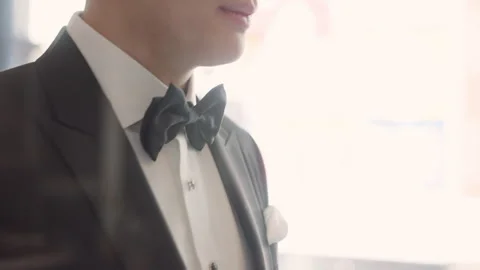 Asia groom try on suit at fitting room store ready for wedding day. Vidéo 301375497