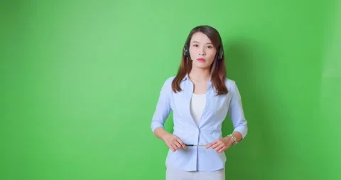Asian anchor with green background Vídeo Stock 157802129
