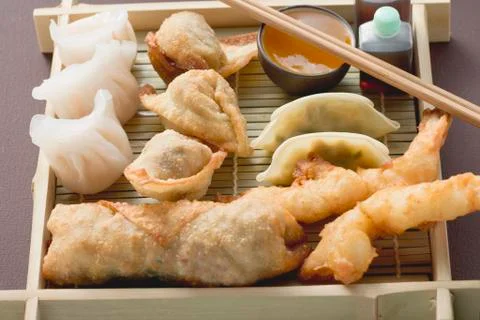 Asian appetiser platter to take away Stock Photos