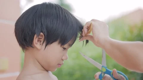 Asian boy about 4 year old got hair cut at home. Video stock 170225324