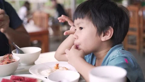 Asian boy about 4 years old eating shrimp Video stock 133124665
