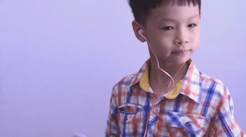 Asian boy dancing Video stock 38733140
