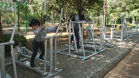 Asian boy doing exercise with his mother Video stock 163286912