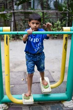 Asian boy doing routine exercise in society park during the morning time. C.. Foto stock