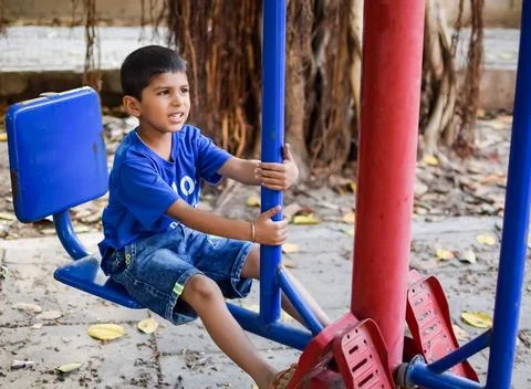 Asian boy doing routine exercise in society park during the morning time. C.. Foto stock