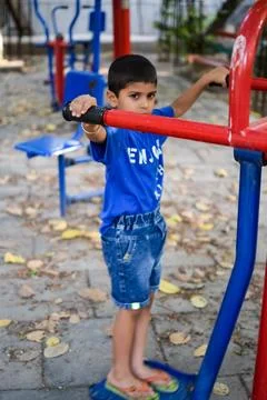 Asian boy doing routine exercise in society park during the morning time. C.. Foto stock