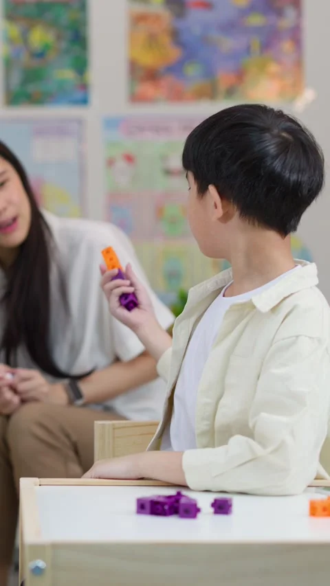 Asian Boy Learning Math with Teacher Using Colorful Counting Blocks Vídeos de archivo 330234730