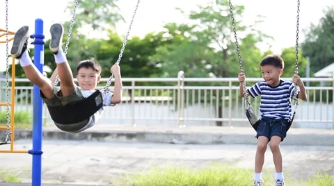 Asian boy play with swinging.  库存影片 64749519