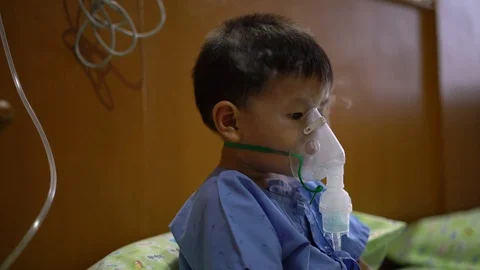 Asian boy using inhaler containing medicine to stop coughing 動画素材 95793336