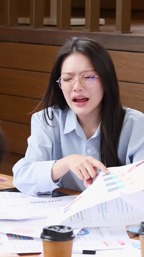 Asian Business Colleagues Discussing Data Reports During Casual Team Meeting 스톡 동영상 346126471