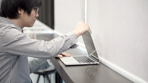 Asian businessman using laptop computer in working space Stock-Footage 91071400