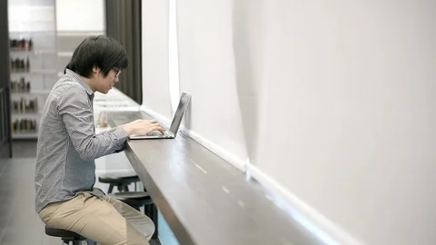 Asian businessman using laptop computer in working space Stock-Footage 91075628