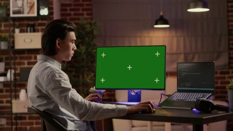 Asian businessman working on computer with greenscreen 스톡 동영상 200370712