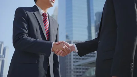 Asian businessmen making handshake in city with building background. Stock Footage 148796053