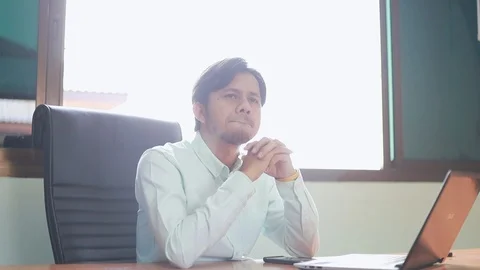 Asian businessmen think that problem solving searches for inspiration Stock Footage 121137894