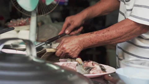 Asian chef working in the kitchen of an a la carte restaurant, street food. Vidéo 187485479