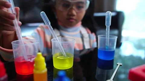 Asian children having fun doing liquid science lab experiments Видео 221178958