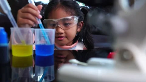 Asian children having fun doing liquid science lab experiments Stockbeeldmateriaal 221179092