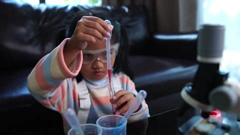 Asian children having fun doing liquid science lab experiments Vídeos de archivo 221179133