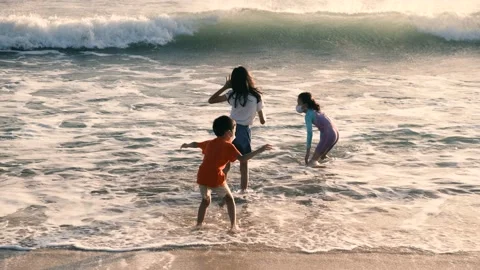 Asian children indulge and play in the water. Little girls and a boy Vídeo Stock 203873353