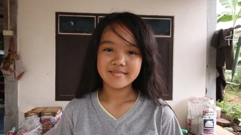 Asian children looking to camera Stockbeeldmateriaal 86716474