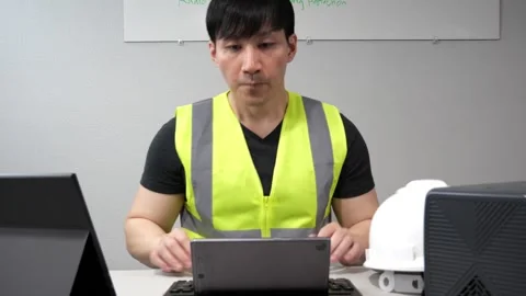 Asian constuction manager working with multiple devices Vidéo 263861733