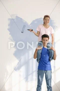 Asian couple painting interior of house Stock-Fotos