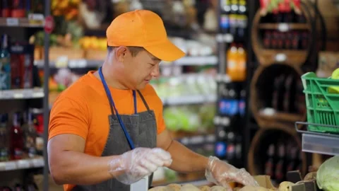 Asian cunning worker sorting vegetables and stealing several potatoes Vídeos de archivo 142666685