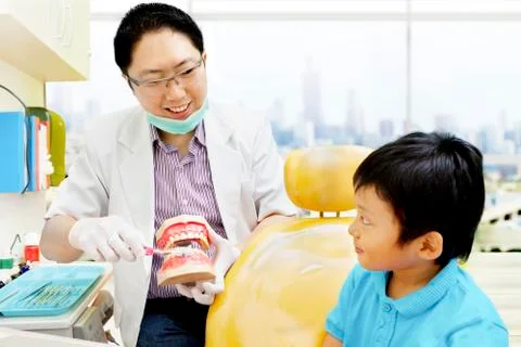Asian dentist brushing teeth tutorial Foto stock