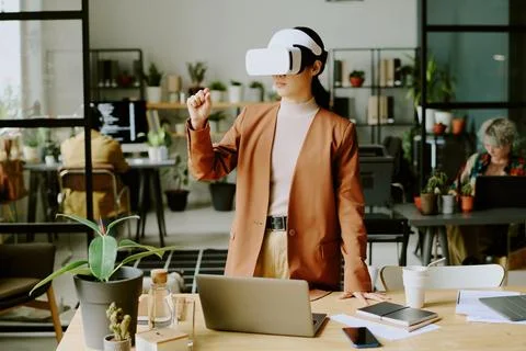 Asian Developer Testing VR Software 스톡 사진