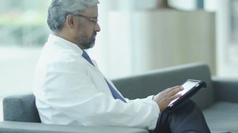 Asian doctor with touch screen technology Vídeo Stock 32961849