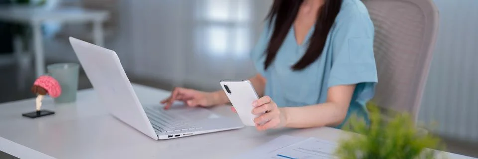 Asian doctor using laptop computer and smartphone for online consultation t.. Foto stock