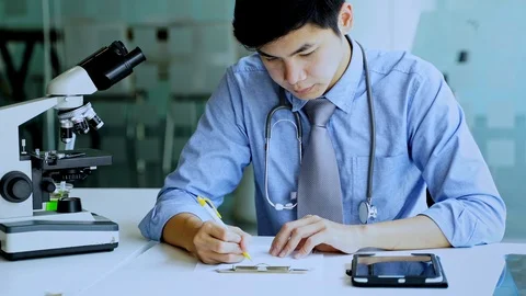 Asian Doctors working hard while Coronavirus Pandemic, looking at Pneumonia. Stock Footage 127211383