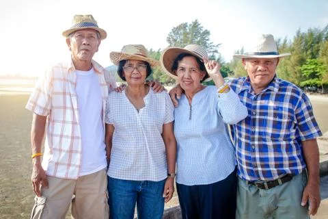 Asian elderly groups come to visit the sea to relax. Stock-Fotos