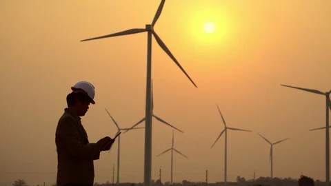 Asian engineers are checking the wind turbine system with a tablet Vídeo Stock 105475216