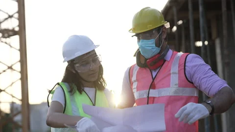 Asian engineers discussing  project with site plan on construction site. Vídeos de archivo 161816014