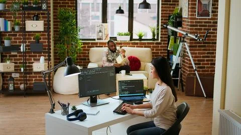 Asian female developer coding cloud computing applications on pc Foto stock