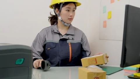 Asian female engineer handle parcel boxes by reading the barcode stickers 動画素材 327629643