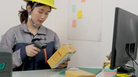 Asian female engineer handle parcel boxes by reading the barcode stickers 스톡 동영상 327629848