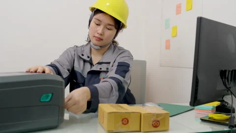 Asian female engineer handle parcel boxes by attaching barcode stickers. 動画素材 327629941