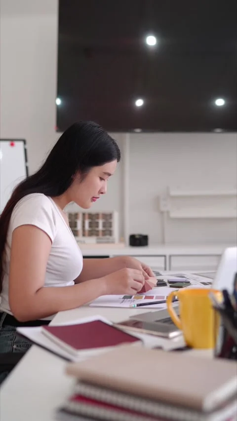 Asian female interior designer selecting color palette samples planning hom.. Stock Footage 333466918