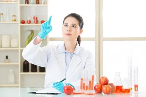 Asian female scientist drop the cure for genetic modification 스톡 사진