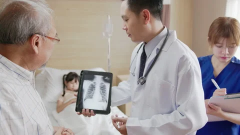 Asian friendly doctor man talking with Parent and showing x-ray result Видео 143345566