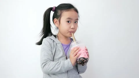 Asian girl drinking a drink using a straw. Vidéo 169209249